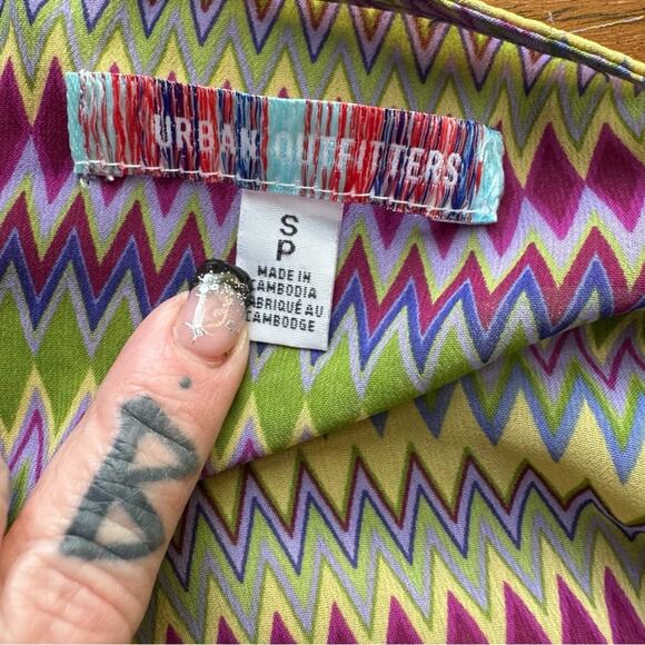 Urban Outfitters Kary Keyhole Tie Back Crop Top - Picture 7 of 7